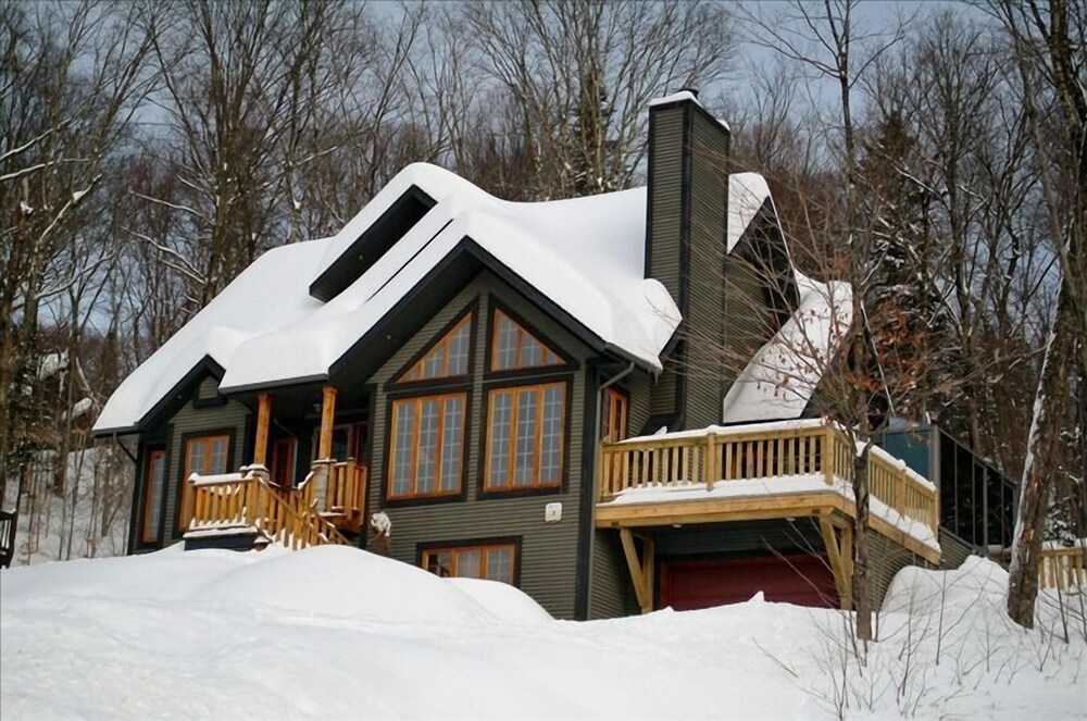 Chalets Alpins 10 Chemin des Montagnards — 4-Star Luxury Hotel in Quebec, Canada