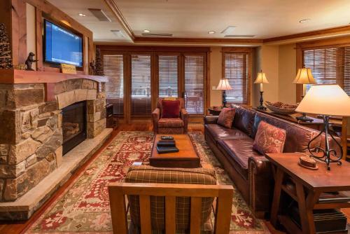 Catamount Lodge 214 by East West Hospitality — 4-Star Luxury Hotel in Truckee, United States