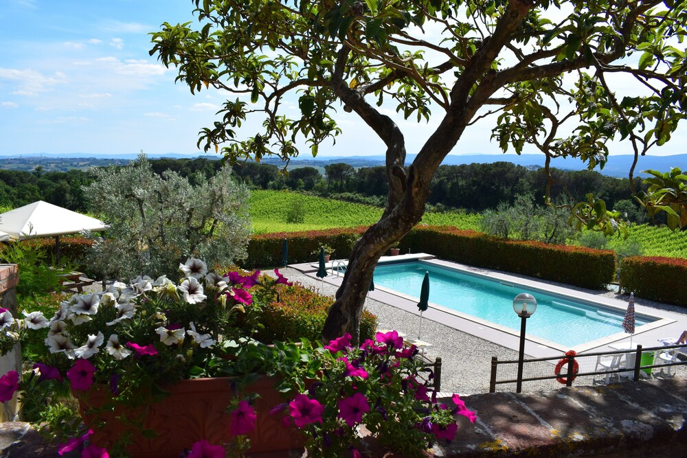 Agriturismo Amina Winery & Hiking — 4-Star Luxury Hotel in Castelnuovo Berardenga, Italy