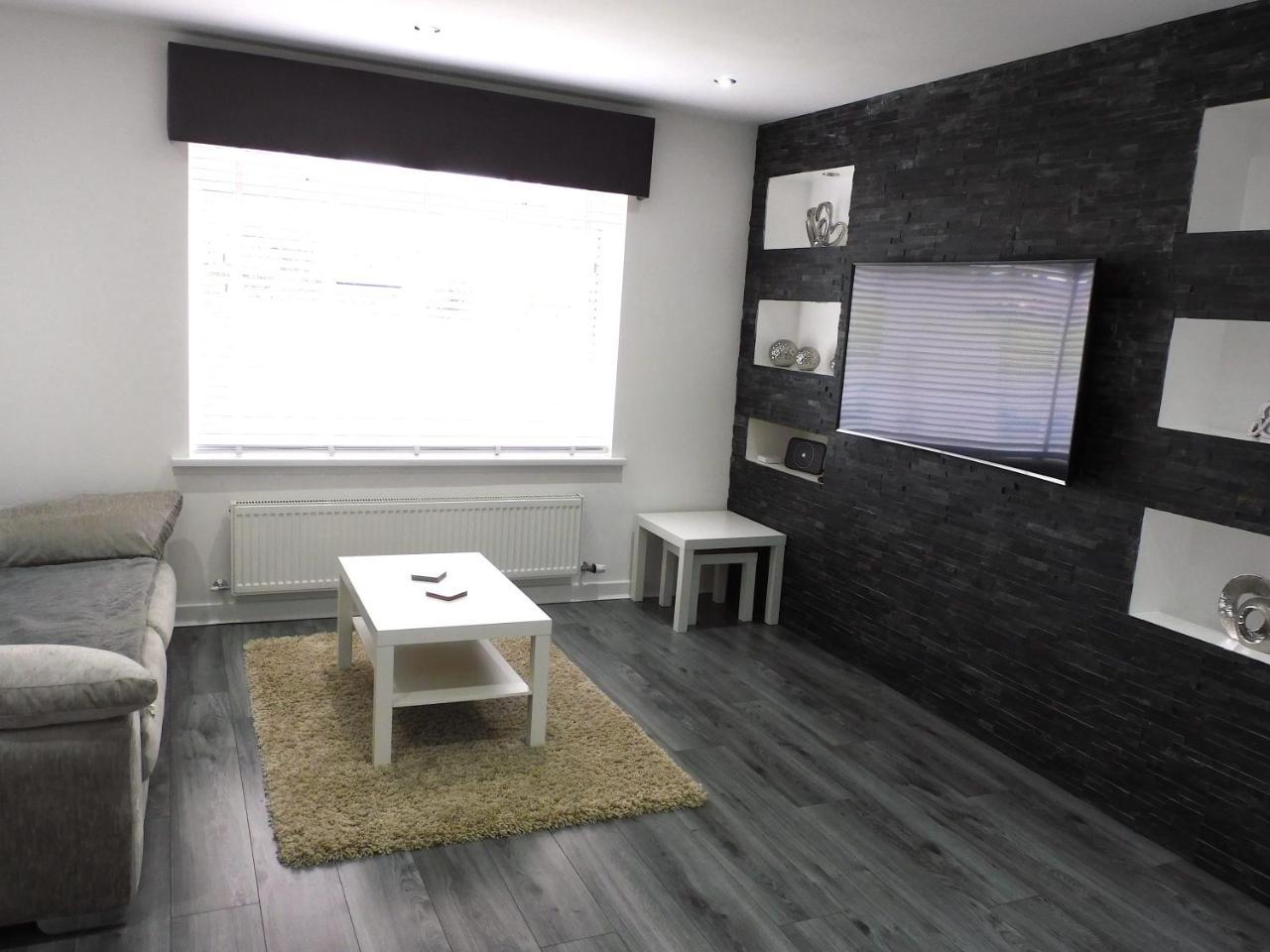 Beautiful 3 bedroom home with large garden 35 mins to Glasgow & Edinburgh — 4-Star Luxury Hotel in Whitburn, United Kingdom