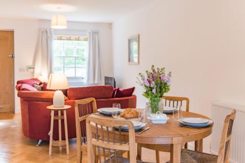 Vine Cottage by Bloom Stays — 4-Star Luxury Hotel in Canterbury, United Kingdom
