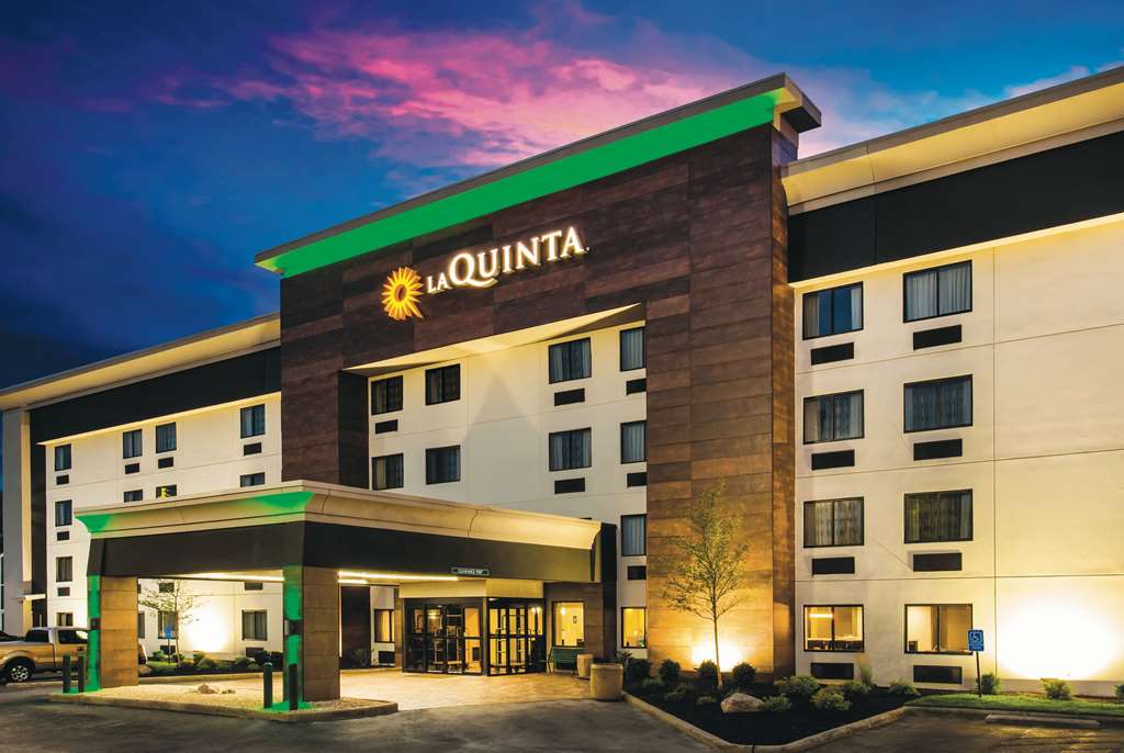 La Quinta Inn & Suites by Wyndham Cincinnati NE Mason - photo 3