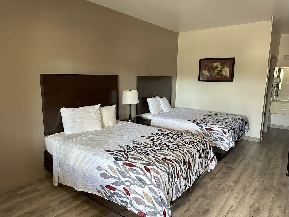 Red Roof Inn & Suites Lake Orion Auburn Hills - photo 3