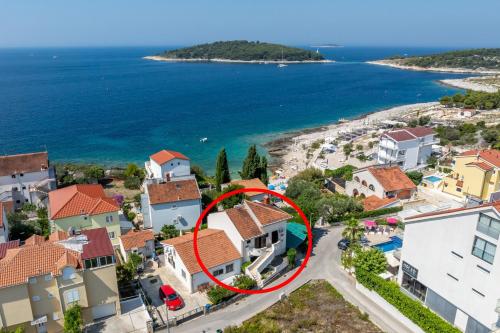 Apartment Zecevo Rtic 10334a — 4-Star Luxury Hotel in Rogoznica, Croatia
