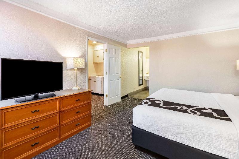 Travelodge by Wyndham El Paso Airport - photo 6