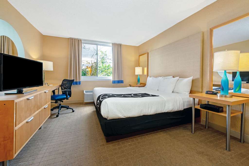 La Quinta Inn & Suites by Wyndham Coral Springs South - photo 25
