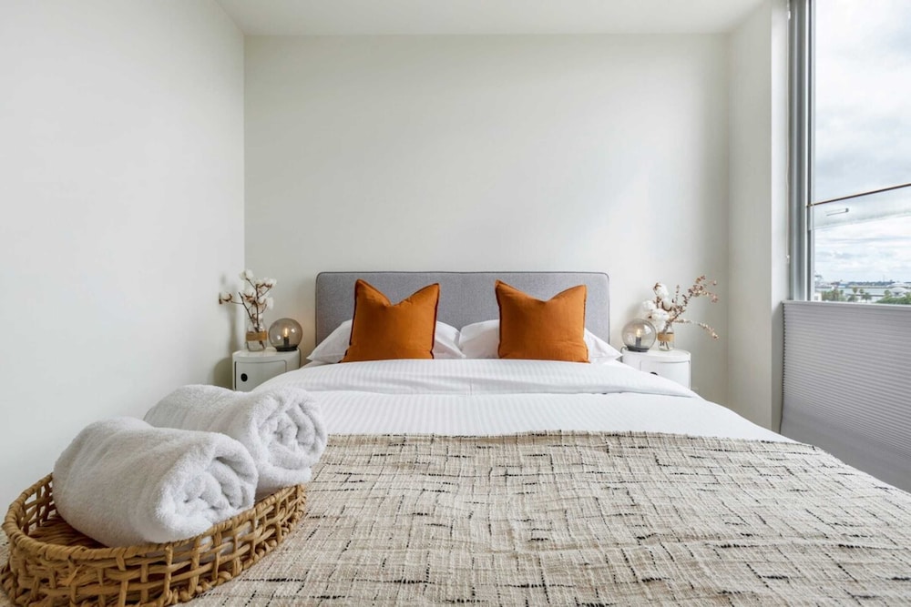 Stunning View 2 bed in Port Melbourne w Parking — 4-Star Luxury Hotel in Port Melbourne, Australia