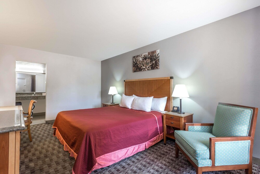 Howard Johnson Scottsdale Old Town - photo 5