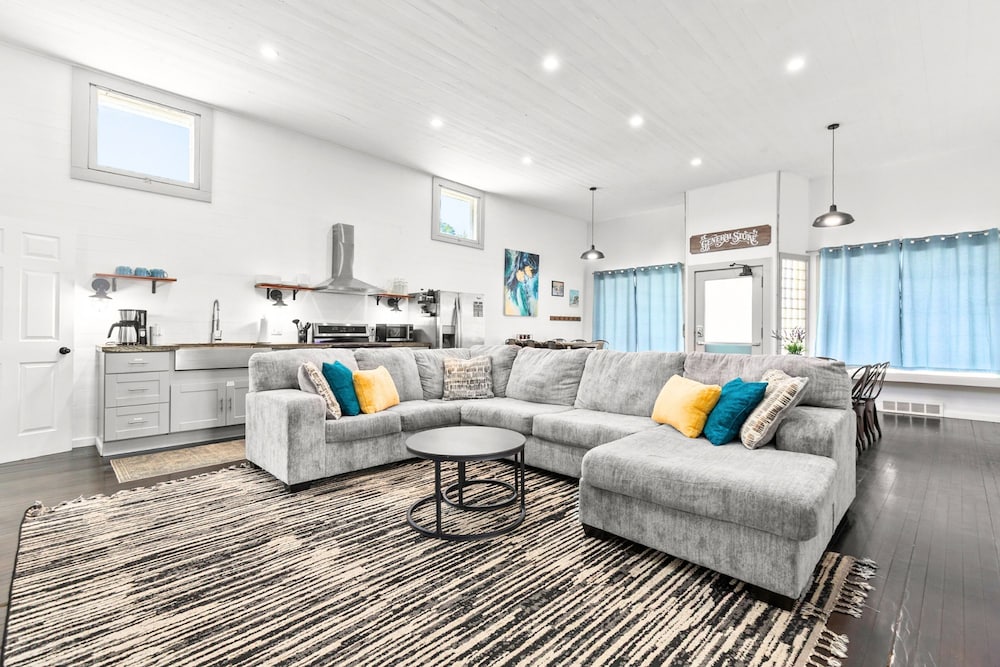 The Waterfront Waterslide Game Room Sleeps 26 — hotel in Oconto