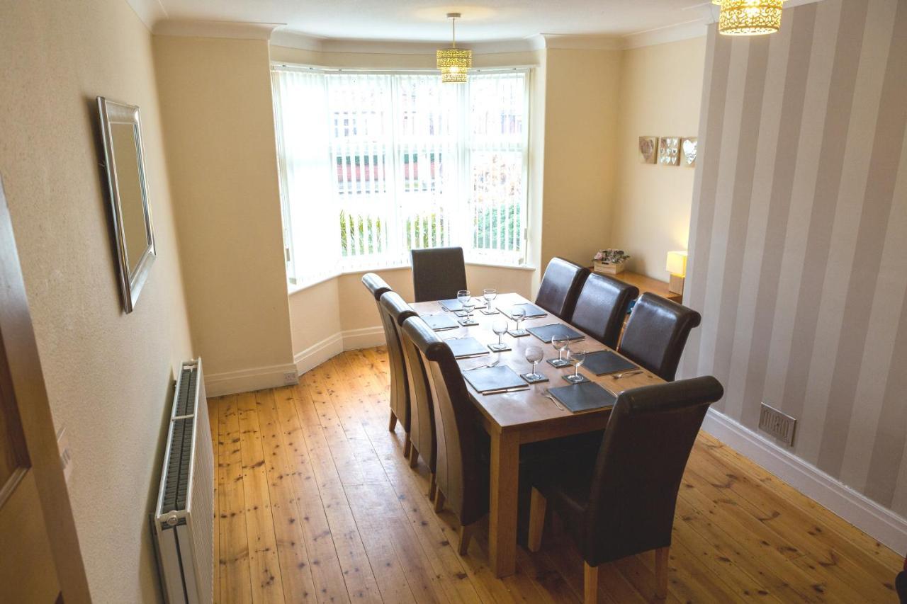 Large 5 Bed House in Scarborough Near the Beach Large Garden & Hot Tub