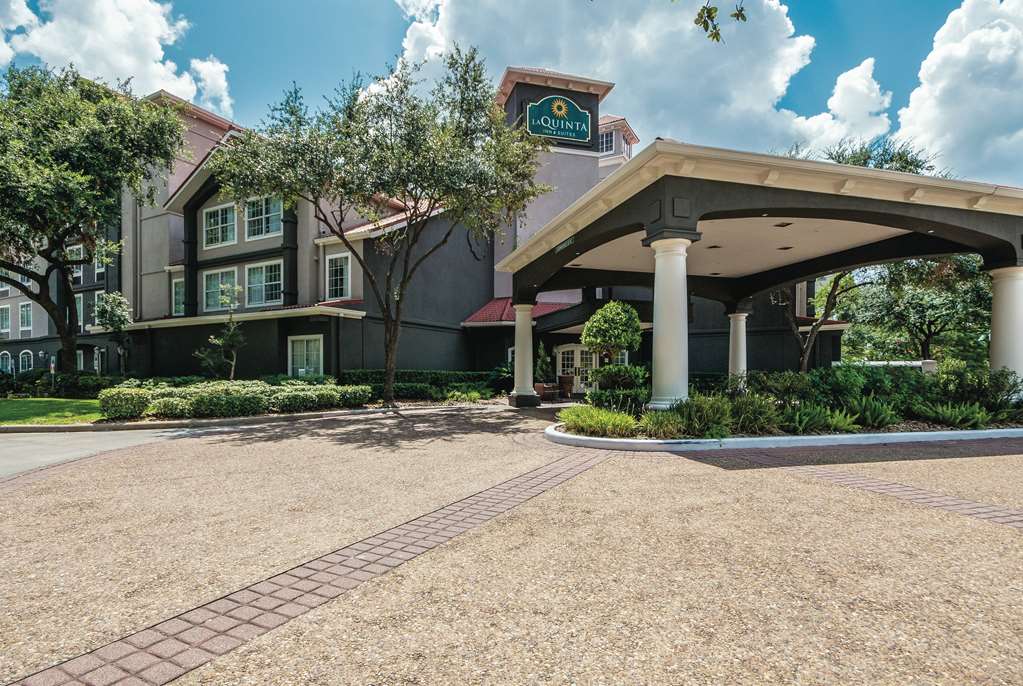 La Quinta Inn & Suites by Wyndham Houston Bush IAH South - photo 2