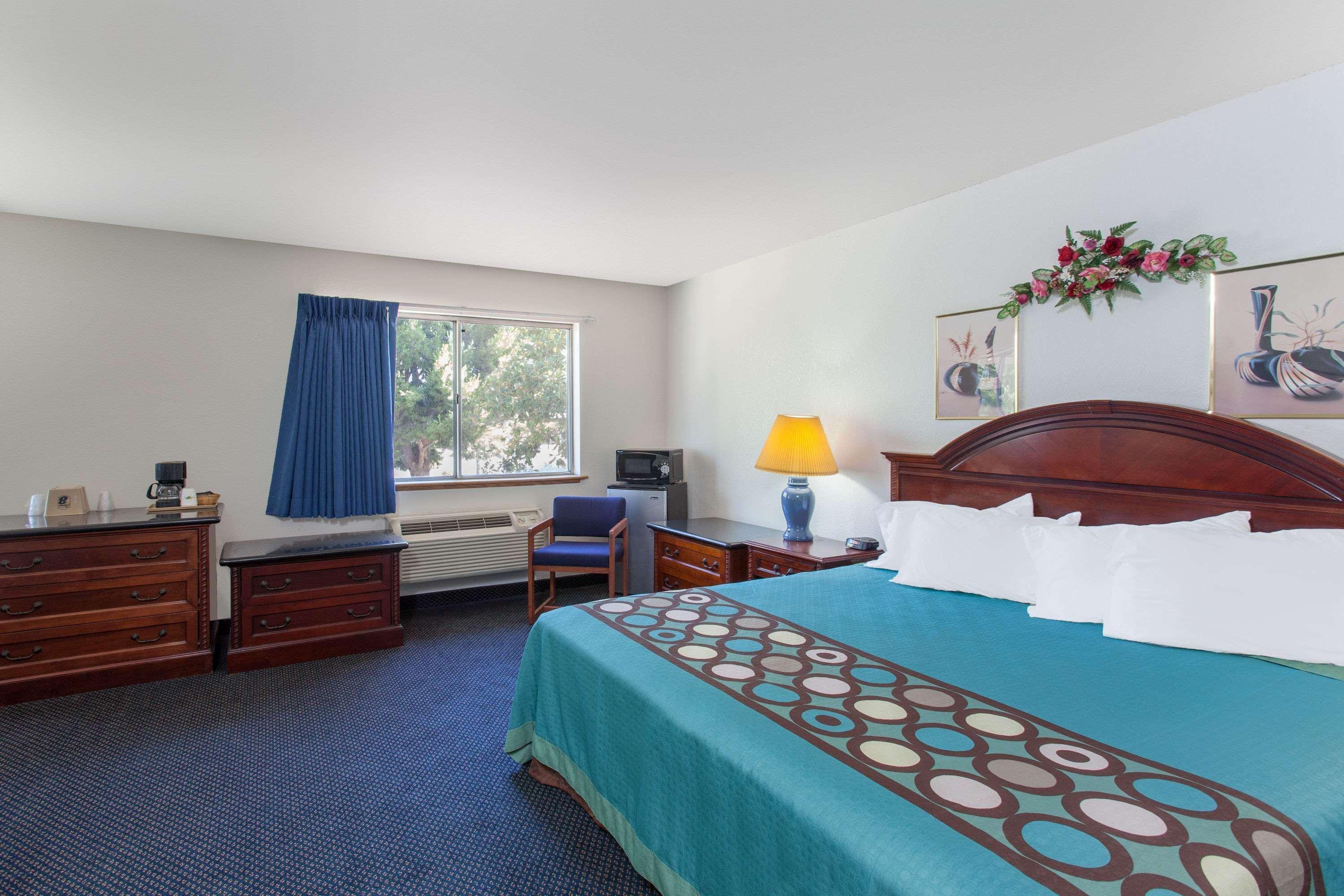Super 8 by Wyndham Selma Fresno Area - photo 9