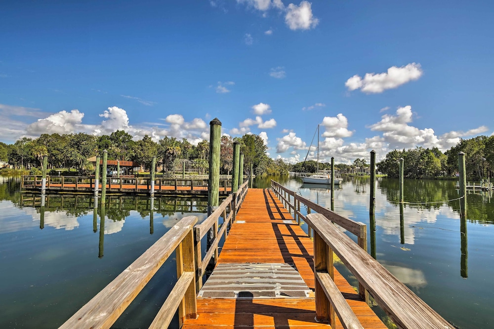 7 Mi to Gulf Home with Dock Access in Crystal River — 4-Star Luxury Hotel in Crystal River, United States