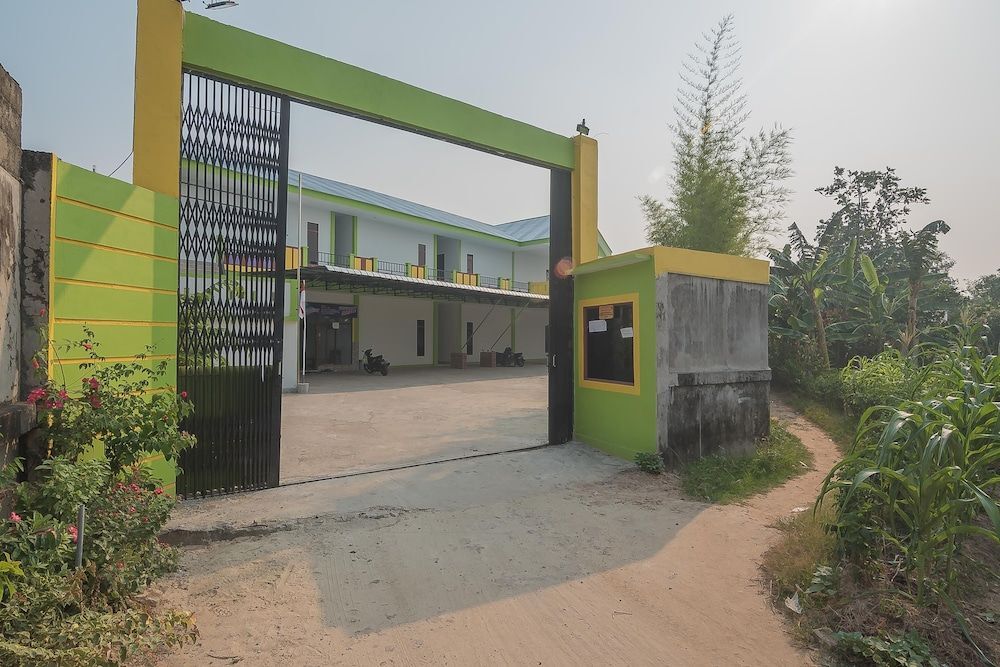 RedDoorz near RS Harapan Bersama in Singkawang, Indonesia