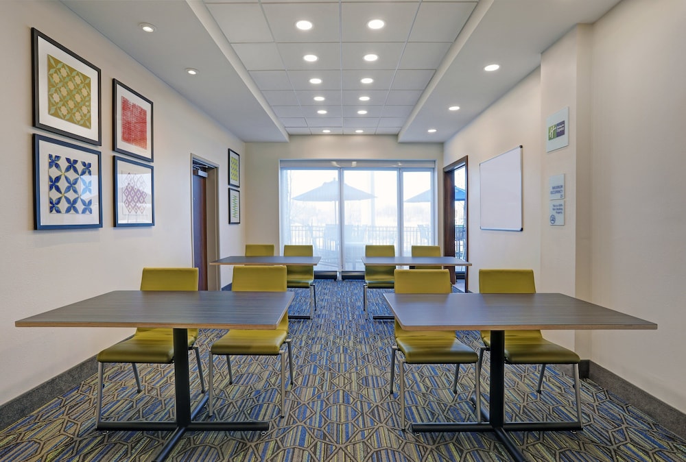 Holiday Inn Express & Suites Lenexa Overland Park Area by IHG - photo 47
