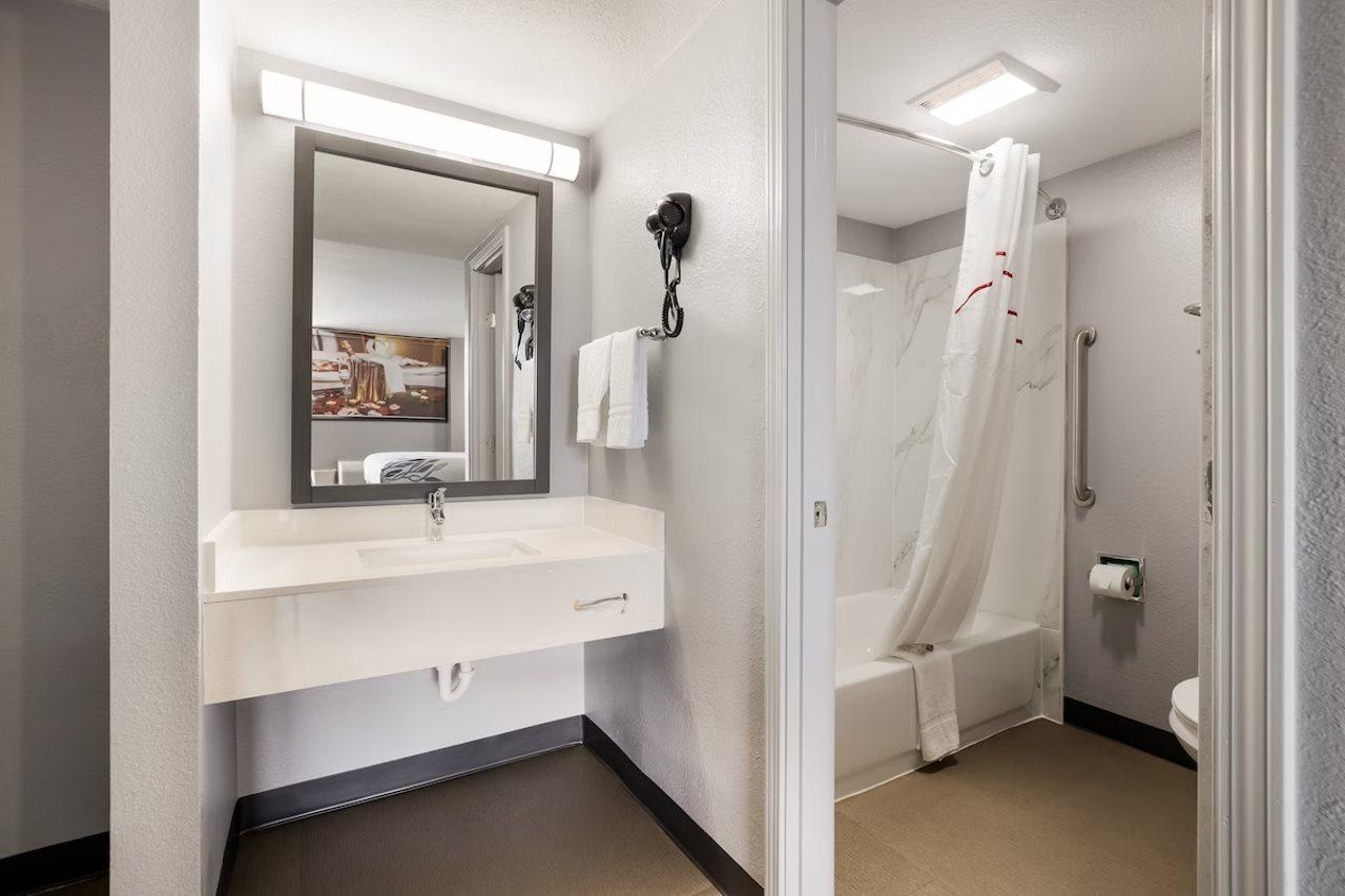 Econolodge Inn & Suites - photo 9