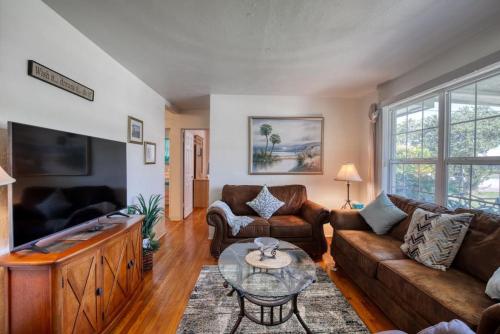 Home Away from Home Daytona 3 Bedroom — 4-Star Luxury Hotel in South Daytona, United States