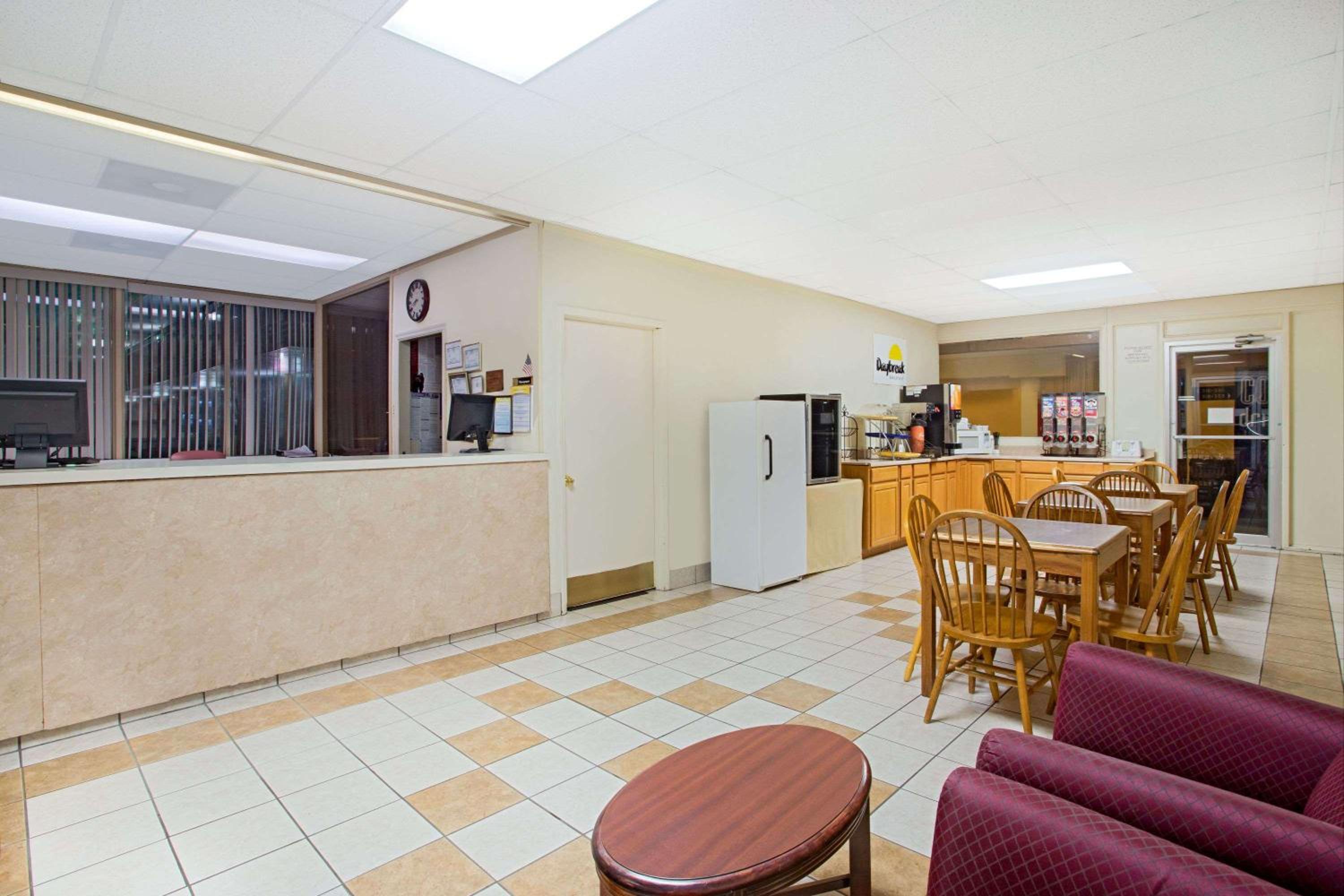 Bristol Parkway Inn - photo 17