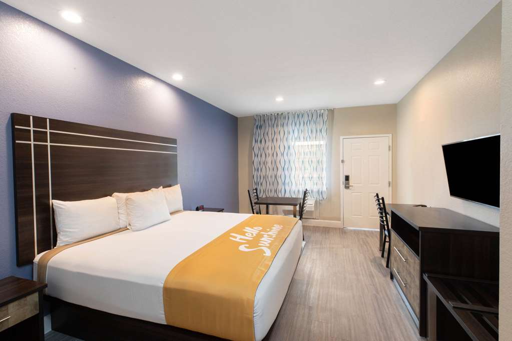 Days Inn & Suites by Wyndham La Porte — hotel in La Porte