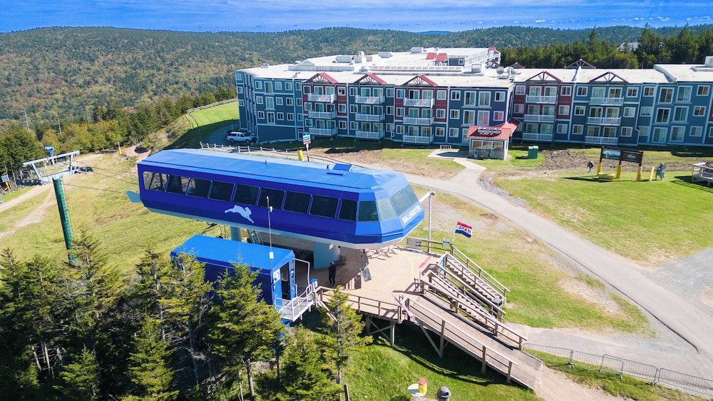Mountain Lodge — 4-Star Luxury Hotel in None, United States