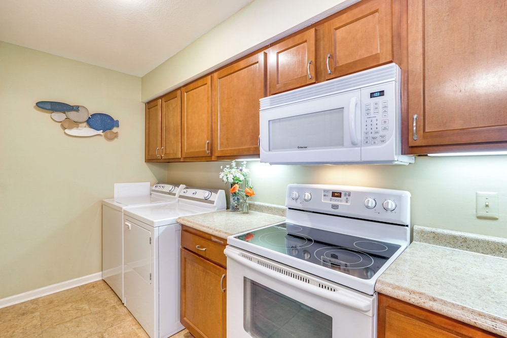 Lake Access & Resort Perks: Margaritaville Home - photo 9