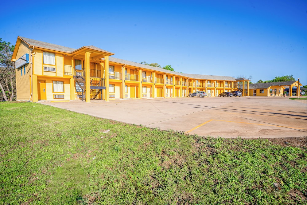 Regency Inn By OYO Rockdale TX - photo 32