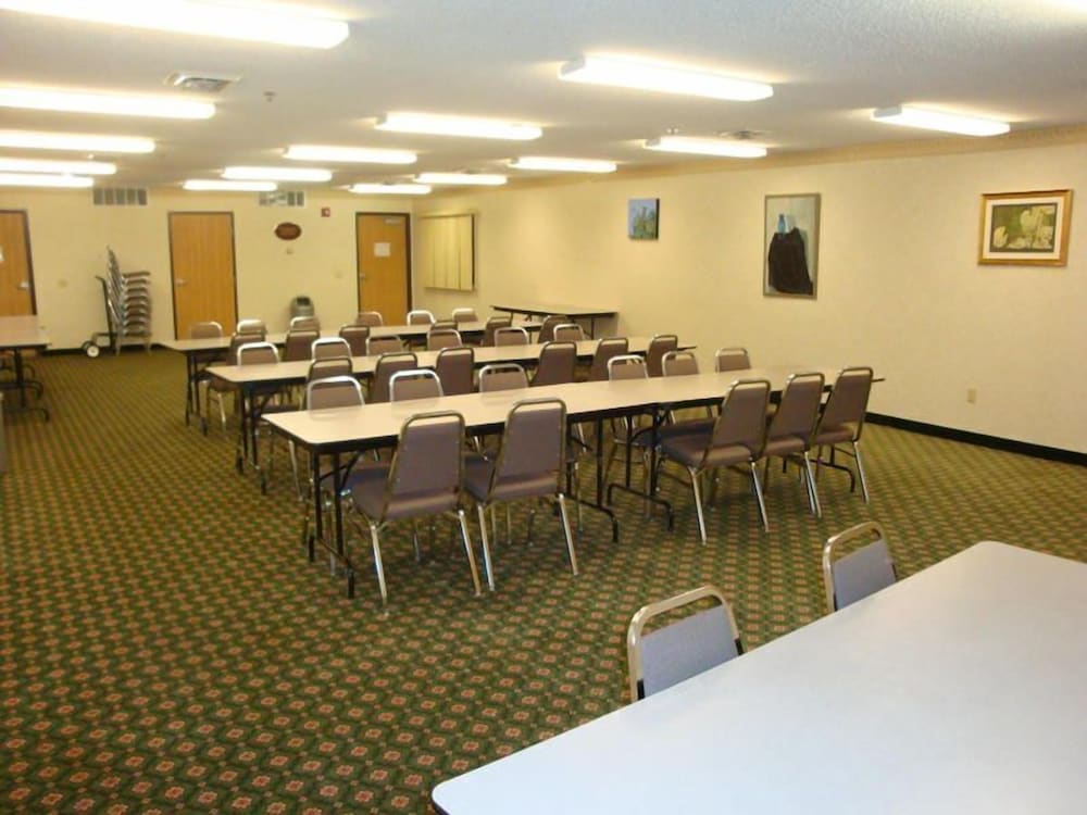 Syracuse Inn & Suites - photo 31