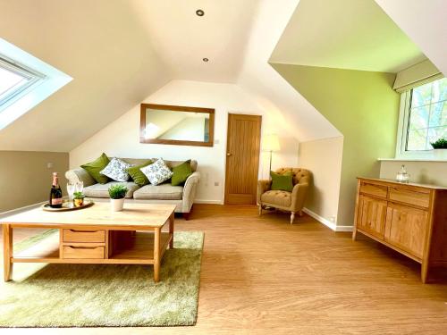 Private Couples Forest Escape Free Parking Stunning & Stylish 1 Bedroom Coach house 5 Minute Walk to a great bistro pub Great Location Fast WiFi Smart TV Newly Refurbished Direct New Forest access Close to Burley — 4-Star Luxury Hotel in Burley, United Kingdom