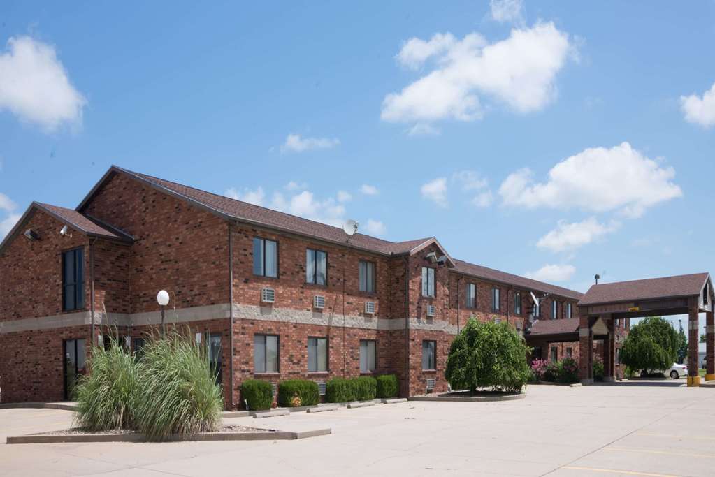Super 8 by Wyndham Independence KS - carbon neutral hotel in Independence