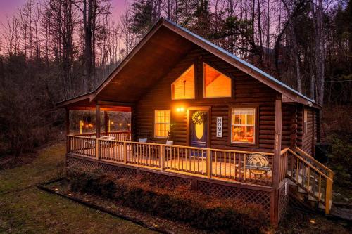 Peaceful Cabin Hot Tub Fire Pit & Fireplace — 4-Star Luxury Hotel in Sevierville, United States