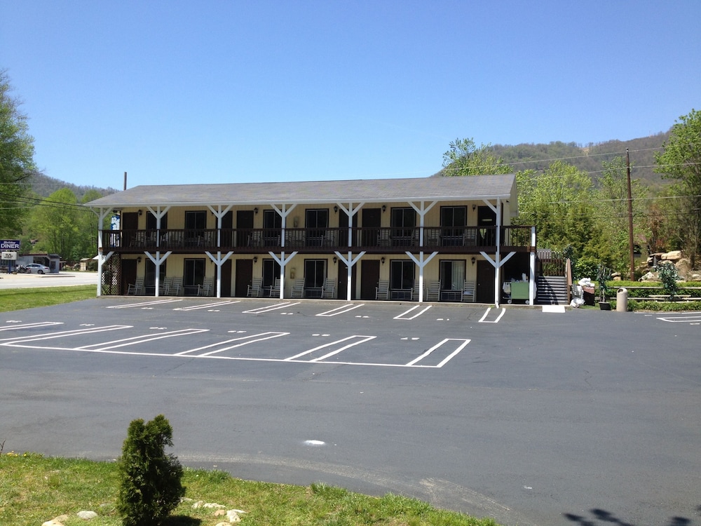 Travelowe's Motel - photo 36