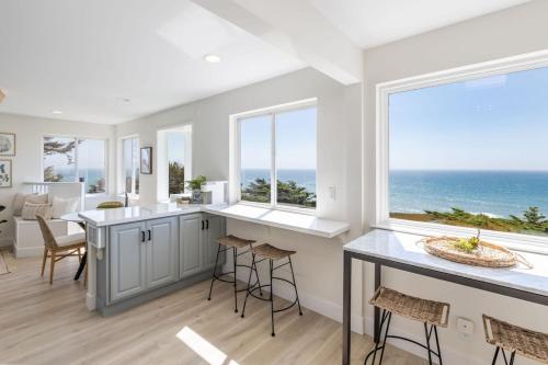 Oceanfront Coastal Home with Breathtaking Views Hiking Beaches & More — 4-Star Luxury Hotel in Moss Beach, United States