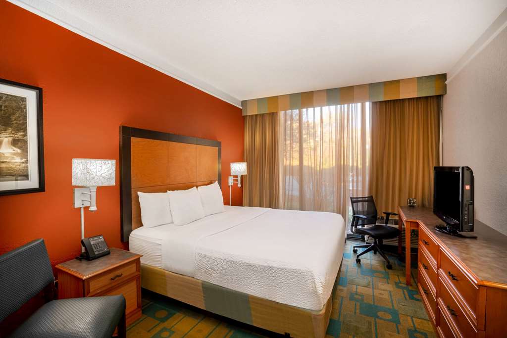 La Quinta Inn & Suites by Wyndham Nashville Airport Opryland - photo 21