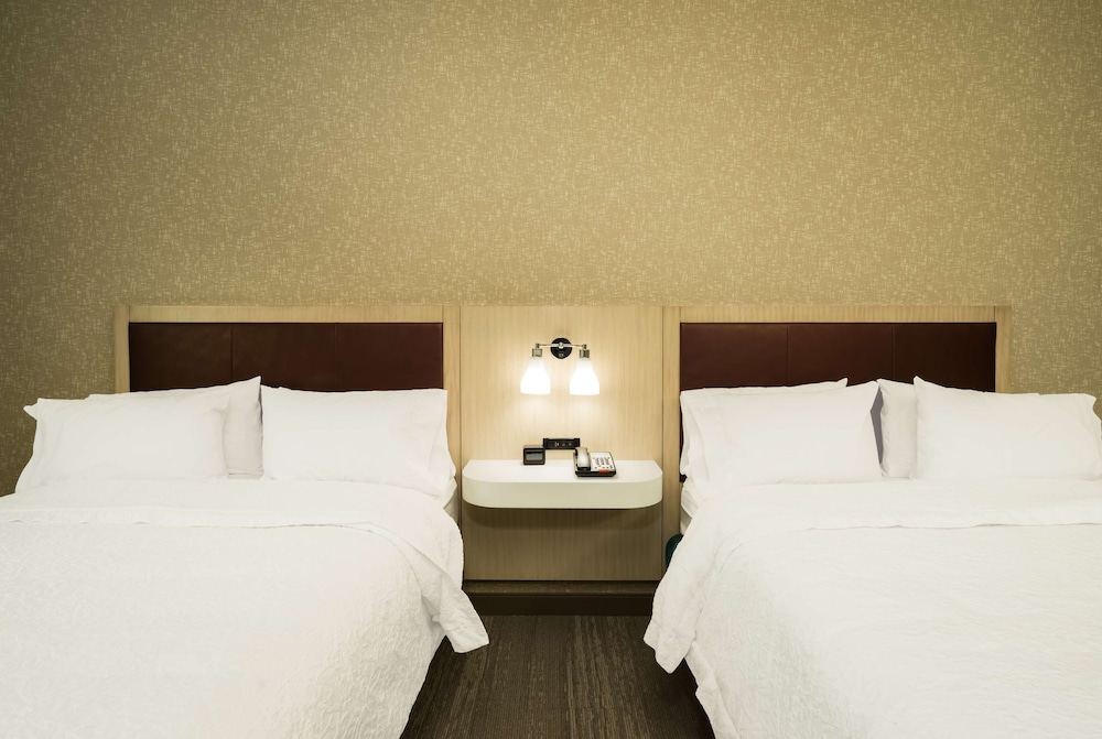 Hampton Inn Newport - photo 10