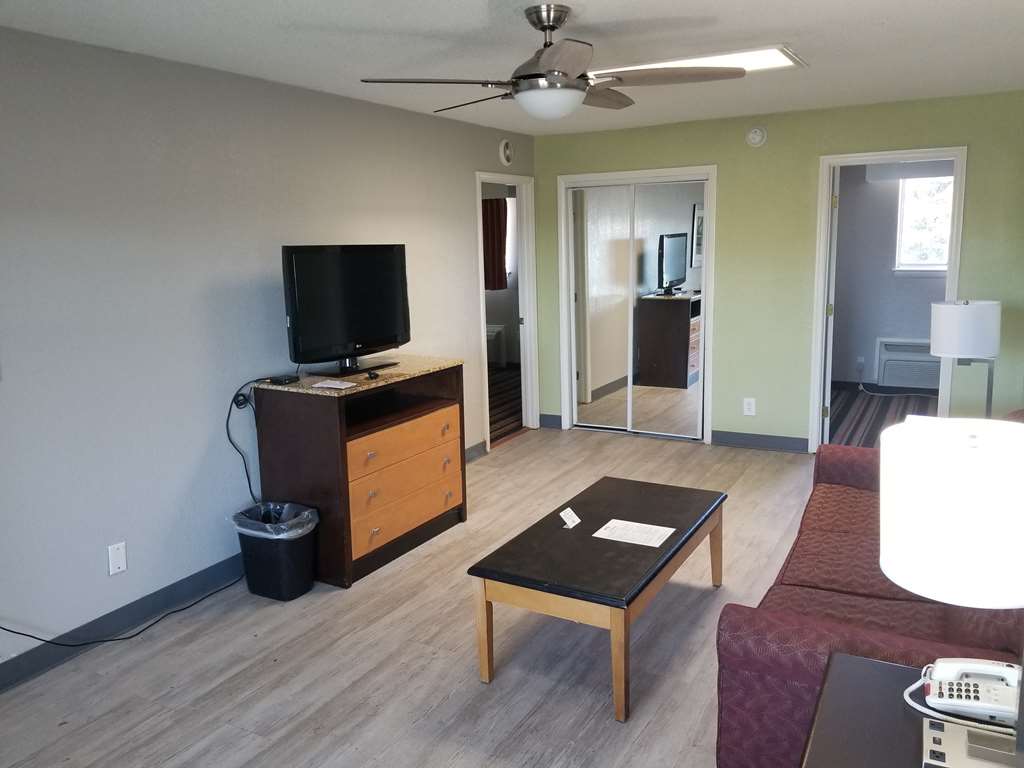 Best Western Plus Holiday Sands Inn & Suites - photo 13