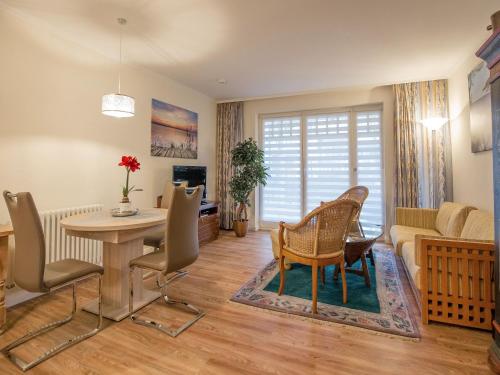 Dünenpark Binz Komfortplus Ferienwohnung mit 1 Schlafzimmer und Terrasse im Erdgeschoss 128 — 4-Star Luxury Hotel in Ostseebad Binz, Germany