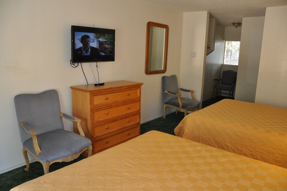 Cedar Inn & Suites - photo 8
