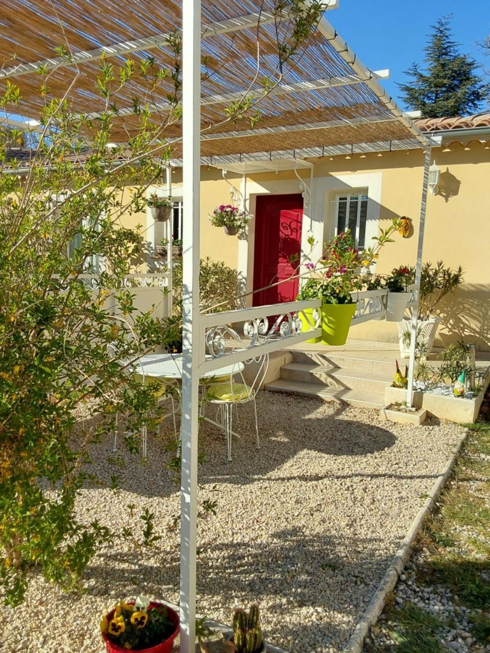 Location Saisonniere En Provence — 4-Star Luxury Hotel in Rochefort-Du-Gard, France