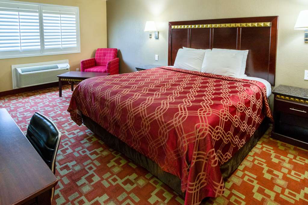 Econo Lodge Inn & Suites Fallbrook Downtown - photo 7