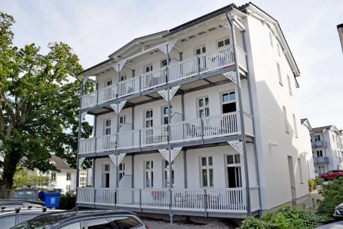 Ferienwohnungen mit Seeblick und Sauna — hotel in Ostseebad Goehren