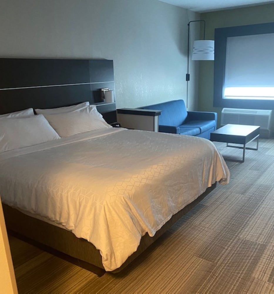 Holiday Inn Express & Suites Warrensburg North by IHG - photo 4