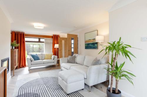 20 mins to Edinburgh 3 bedroom detached family house Wi Fi Parking — 4-Star Luxury Hotel in Inverkeithing, United Kingdom