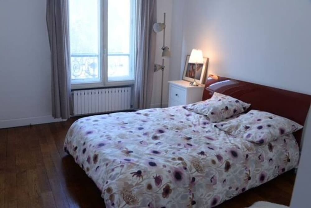 Eiffel Edge Escape - last minute hotel in Paris