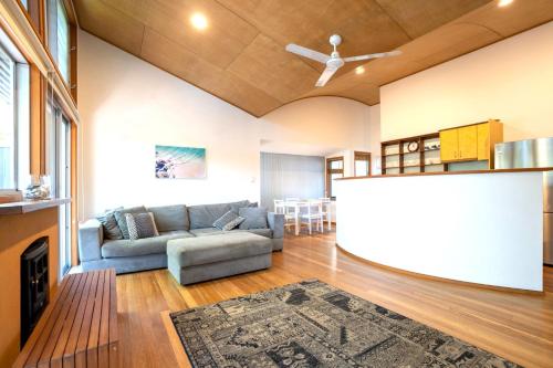 Relaxed Coastal Retreat Just Steps from the Beach in Vincentia, Australia