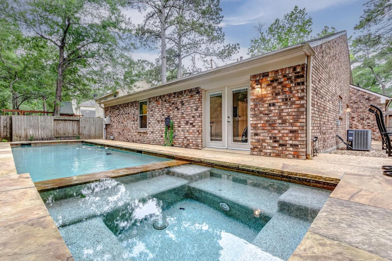 Pool Spa Whimsical Heart Of The Woodlands — Spring