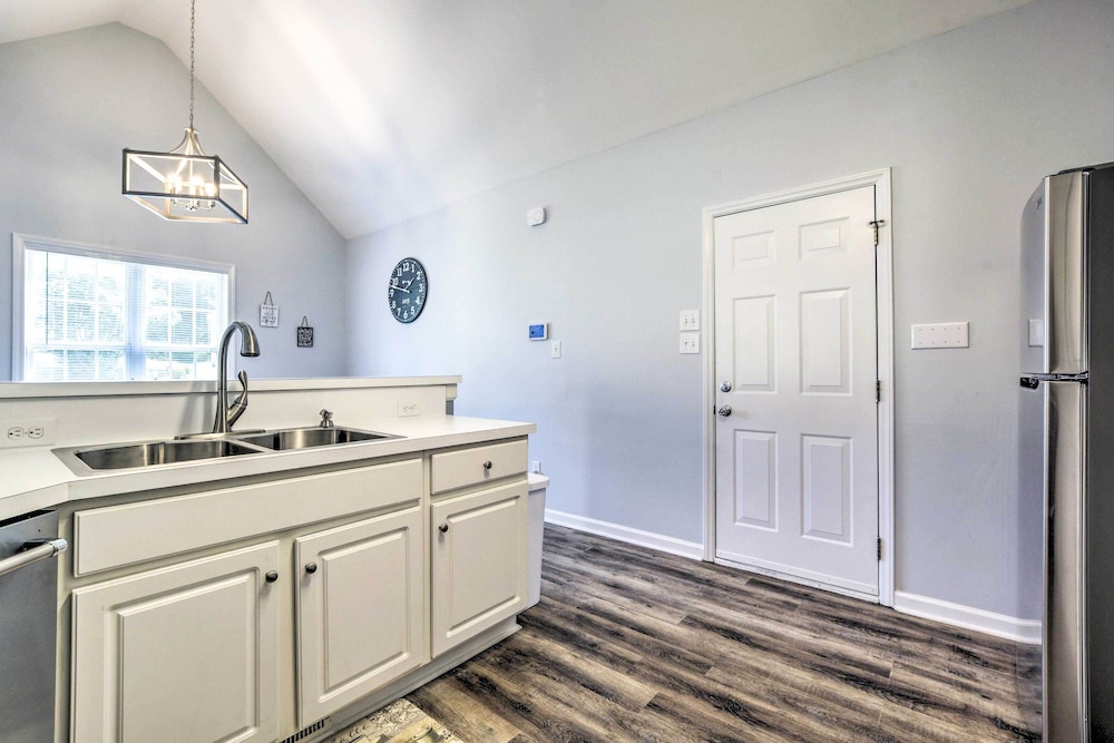Welcoming Abode w Yard 1 Mi to Dtwn Apex — hotel in Apex