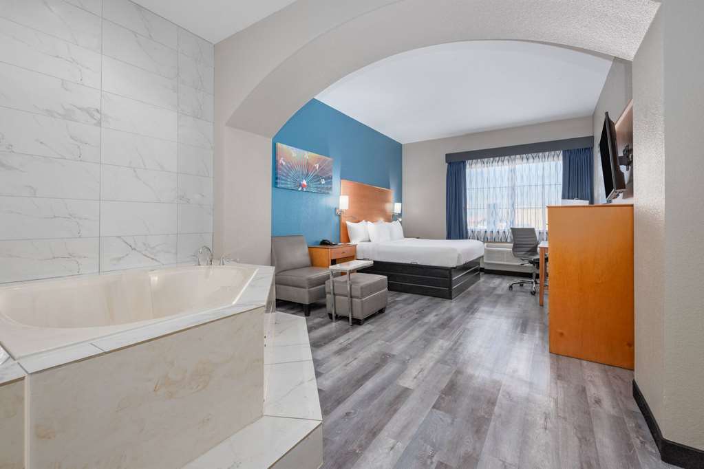 La Quinta Inn & Suites by Wyndham Alvarado - photo 31
