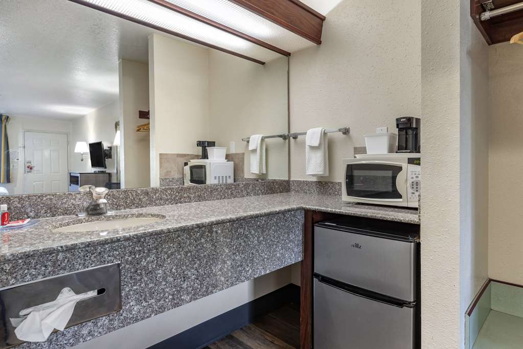 Econo Lodge Portland Airport - photo 10