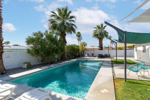 Airy Corner Lot MCM Oasis — 4-Star Luxury Hotel in Palm Springs, United States