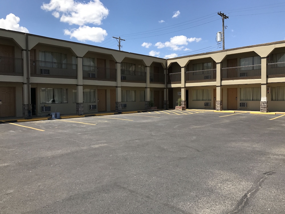 Hutchinson Inn - photo 40